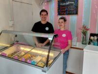 Isabel y Matías lograron un destacado segundo lugar en el certamen nacional, enfrentándose a cerca de 40 heladerías del país. Se trata de la primera vez que participan en la competencia, a solo un año de incursionar en la producción de helados.