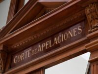 El tribunal señaló que el monto fijado en primera instancia debía ajustarse para mantener coherencia con resoluciones dictadas en causas semejantes por la misma Corte.