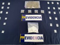 Unidades especializadas de la PDI hallaron drogas y dinero en efectivo en dos casas que funcionaban como centro de microtráfico.