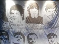 Rancagua vuelve a detenerse para recordar a los 16 hinchas de O’Higgins que perdieron la vida en la Región del Biobío, una memoria que sigue viva en sus familias, en la hinchada y en la identidad de toda una ciudad.