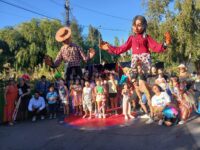 La actividad “Ecos de Barrio: El Resonar de las voces del Barrio Ramón Sanfurgo” reunió a decenas de vecinos.