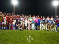 Cerca de dos mil personas llegaron al Estadio Municipal Joaquín Muñoz García para presenciar el estreno del moderno sistema de iluminación, en una jornada marcada por un amistoso de alto nivel y reconocimientos a autoridades y dirigentes.