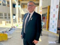 El profesor, que lideró el establecimiento durante cuatro años de manera interina, fue ratificado por Alta Dirección Pública y proyecta ahora mejorar los resultados Simce, tras un periodo marcado por el aumento de matrícula y de la tasa de titulación.