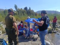 La acción, según señalaron, buscó reforzar el llamado a evitar conductas de riesgo como encender fogatas en áreas no habilitadas o arrojar colillas de cigarro.