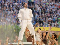 El artista que en 2017 se presentó ante el público regional hoy protagoniza el espectáculo musical más visto del mundo, consolidando una carrera que transformó la música urbana latina en un fenómeno global.