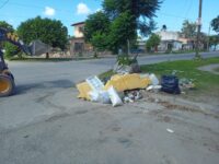 El procedimiento se realizó tras una denuncia vecinal que permitió detectar al responsable arrojando residuos domiciliarios y escombros en la Población Centenario, acción que infringe la Ordenanza de Gestión Ambiental vigente.