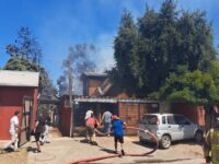 Las llamas se propagaron con rapidez a una segunda casa y alcanzaron vehículos en la ruta H-10. La emergencia ya está controlada.