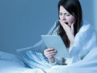 Estrés y pantallas, los enemigos del descanso adecuado para la población.