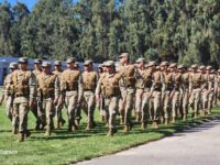 Un total de 56 soldados estudiantes del Regimiento Colchagua recibieron el corvo tras completar su primera etapa de instrucción militar, postergando descanso veraniego para forjarse bajo la disciplina y rigor militar.