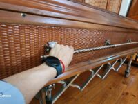 Los féretros de mimbre son una creación de exportación con sello chimbaronguino. Conocemos la historia detrás de estas piezas de arte que hoy dan la vuelta al mundo tras el funeral de Brigitte Bardot.