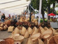 Entre tejidos de mimbre y asados al carbón, las calles de Chimbarongo se transforman hoy para dar inicio a la gran fiesta artesanal 2026.