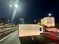 El hecho se registró a la altura del kilómetro 100, en la pista poniente, obligando a realizar desvíos momentáneos mientras se desarrollaba el procedimiento policial.