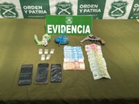 Carabineros ubicó a los sospechosos tras no pagar combustible y halló un revólver, droga y dinero en el vehículo.
