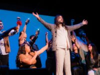 La agrupación artística regional, fundada por Mariela Spröhnle, reúne a cerca de 30 artistas y técnicos que impulsan un proyecto de teatro musical independiente.
