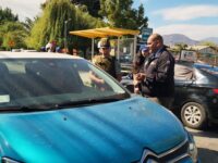 La iniciativa se desarrolló en sectores de alto flujo, donde se entregaron recomendaciones directas a conductores y peatones.