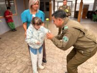 En la actividad, los carabineros hicieron entrega de claveles amarillos a los niños y niñas como gesto de cercanía.