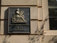 El informe de Contraloría, es a nivel nacional e involucra a 910 personas de 371 reparticiones públicas. La delegada presidencial de O’Higgins, Susama Pinto, reafirmó que&nbsp;“es fundamental que exista total transparencia en estos procesos”.