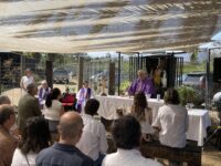 La misa fue presidida por el obispo de la diócesis. Guillermo Vera Soto, quien durante la homilía destacó el vínculo entre la fe y la obra del arquitecto catalán. 