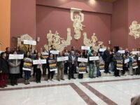 Uno de los momentos significativos del encuentro fue cuando un representante de cada parroquia, junto a su párroco, se acercó al altar para saludar al pastor, en representación de toda su comunidad, 