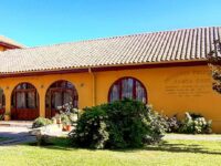 Los mensajes habrían sido escritos al interior de los baños del establecimiento.