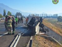 Según los antecedentes preliminares, dos personas resultaron lesionadas. Ambos corresponden a hombres adultos, quienes fueron asistidos en el lugar por equipos de emergencia.