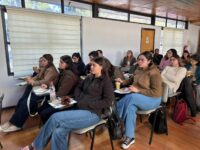 La actividad reunió a profesionales recientemente integrados al programa, provenientes tanto de la red de Atención Primaria de Salud (APS) como de hospitales, incluyendo médicos, enfermeras y tecnólogos médicos.