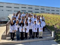 Médicos y una odontóloga se integran a hospitales comunitarios y centros de atención primaria en sectores rurales y semiurbanos, desde Peumo hasta Pumanque, con el objetivo de reducir las brechas de acceso a la salud en la región.