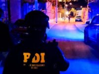 Un fuerte contingente policial custodia el sitio del suceso y el recinto hospitalario mientras se busca dar con el paradero de los atacantes.