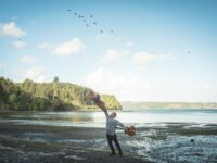 Eduardo Soto y Nico Carreño presentan una nueva versión de “Pajarillo Errante”, fusionando tradición oral con elementos del rap y el funk en una propuesta que dialoga entre memoria y actualidad.