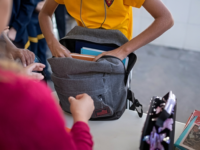 Mientras colegios indican falta de capacidad de control, desde el magisterio advierten que medidas del gobierno no frenan la violencia estructural.