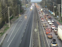 La colisión entre dos vehículos menores mantiene las pistas con tránsito restringido y largas filas de vehículos en la dirección norte.