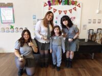 Uno de los momentos más significativos es la entrega de plantas por parte de los estudiantes más pequeños, gesto que simbolizó el crecimiento, el cuidado mutuo y el inicio de esta relación.