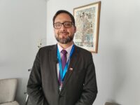 La autoridad prioriza la inversión y el empleo femenino como herramientas para revertir el estancamiento económico en las 33 comunas.