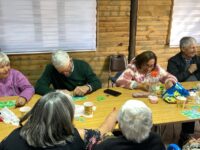 Las jornadas, que se desarrollan semanalmente, incluyen actividades lúdicas, arteterapia, manualidades y dinámicas recreativas.