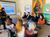 Durante el encuentro se realizó la firma del acta de constitución de la Mesa, junto con la presentación de un Manual de Pictogramas, elaborado por sus integrantes. 