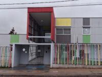 Plagas de palomas, fecas y encierro preventivo, apoderados denuncian que la JUNJI no entrega soluciones definitivas en San Fernando, mientras los niños llevan semanas sin poder salir al patio.
