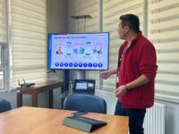 Esta permite entregar prestaciones ginecológicas a distancia mediante videollamadas, facilitando consultas oportunas, seguimiento clínico y orientación especializada en diversa materias. 