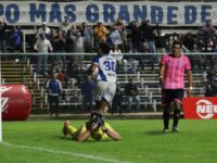 Con doblete agónico de Arias.