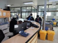 El subdirector médico del establecimiento, Dr. Pedro Pablo Garay, explicó que el trabajo contempla un fortalecimiento integral de la atención, especialmente en áreas críticas como urgencias y apoyo respiratorio.