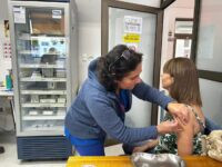 Para alcanzar este hito destacan la extensión horaria de los vacunatorios, la atención durante fines de semana y un fuerte despliegue extramural.