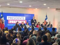 El mandatario recogió inquietudes y propuestas de vecinas y vecinos en la primera edición del espacio “Presidente Presente”.