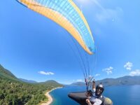 De Chimbarongo contra la inmensidad de Europa. Félix Camaño, el piloto solitario que llevará la bandera de Chile al Red Bull X-Alps, la prueba que fusiona el infierno del trail running con el cielo del parapente en busca de la gloria.