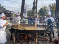 El tradicional platillo reunirá toneladas de ingredientes propios de la zona, entre ellos zapallos dorados, papas recién cosechadas, choclos, porotos verdes y carne local.