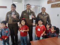 La actividad permitió a los estudiantes conocer de cerca el funcionamiento de la unidad y compartir con el personal policial.