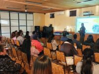 Los funcionarios abordaron las principales características de estas formas de violencia, junto con recomendaciones para detectar señales de alerta.