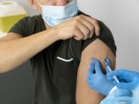 El Minsal informó que el SARS-CoV-2 lidera la circulación de virus respiratorios, mientras en la región se evidenció un alza en la tasa de contagios, lo que motivó la ampliación del grupo objetivo para la vacunación.