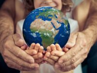 El lema global apunta a responsabilidad colectiva por el resguardo de los ecosistemas y la biodiversidad.