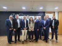 Alcaldes y representantes de siete comunas se reunieron con la ministra de Educación, María Paz Arzola, el director de Educación Pública, Pedro Larraín Aguirre, junto al diputado del distrito 15 de la región , Raúl Soto, para coordinar el traspaso al SLEP Valle Cachapoal, que beneficiará a cerca de 20 mil estudiantes. 