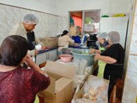 La iniciativa surgió como olla común en pandemia y hoy se sostiene con voluntariado y donaciones de la comunidad.