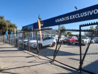 De acuerdo con los primeros antecedentes, los autores del delito habrían derribado la reja utilizando los propios automóviles, para luego huir con ellos. 